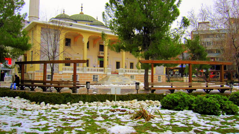 Karl� Yeni cami bah�esi