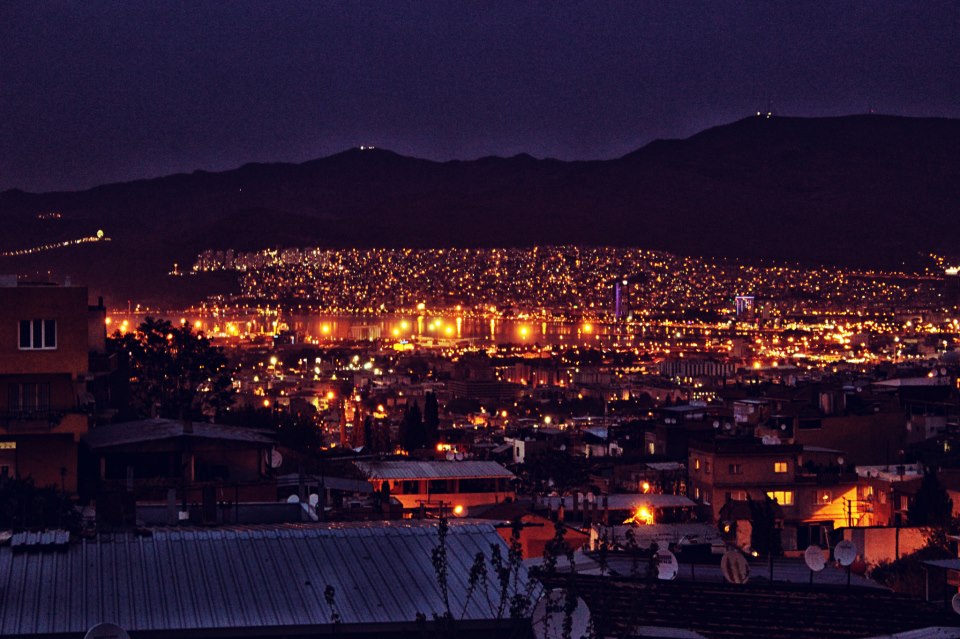 �zmir'de Bayrakl�