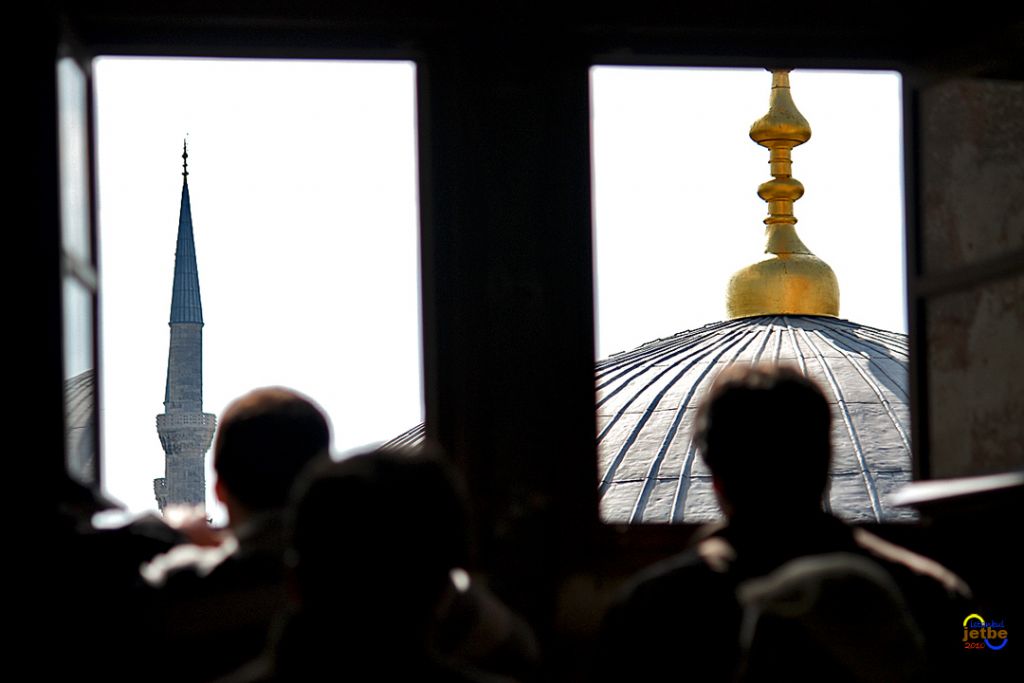 Ayasofya penceresinden tarihi komuyu seyretmek