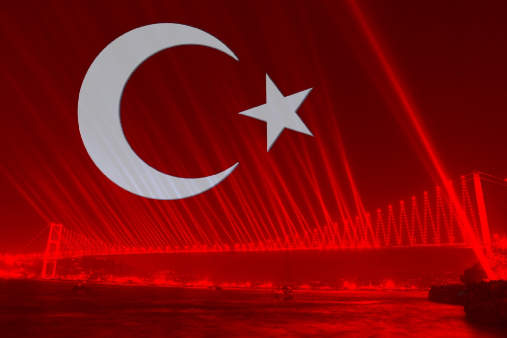 Bayra��m�z San�lan�n Aksine Sadece G�kte Dalgalanm