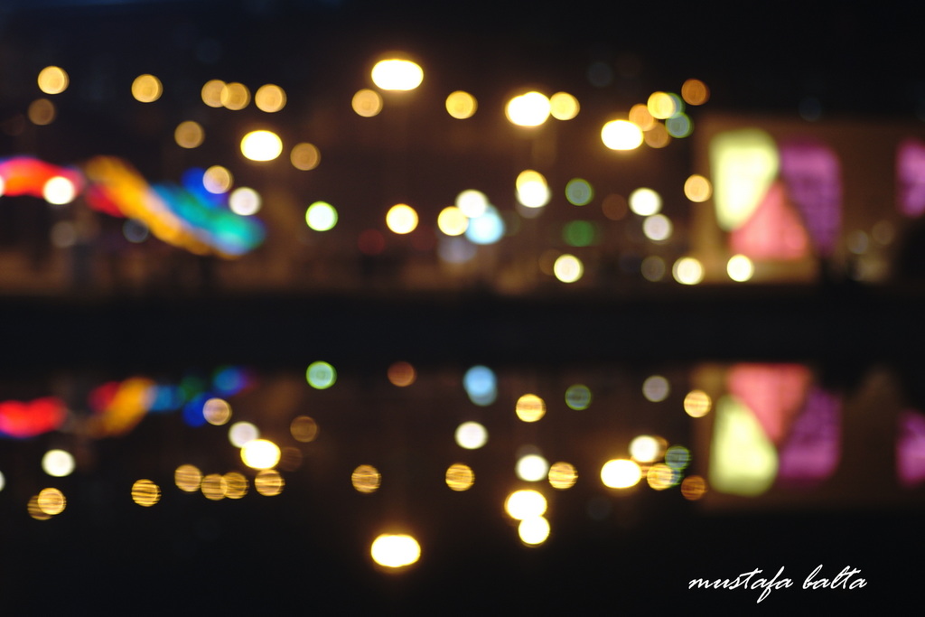 Yansma eliinde bokeh