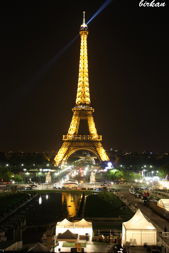 Karanlkta Eyfel.