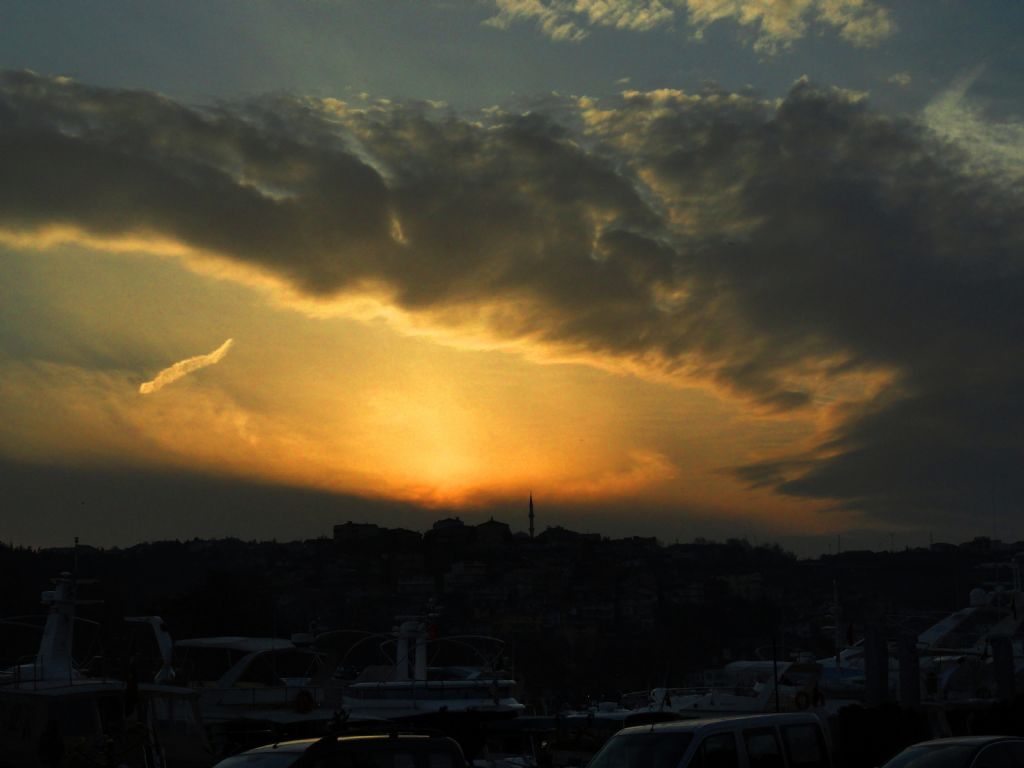 Aiyanda bulutlu gn batm