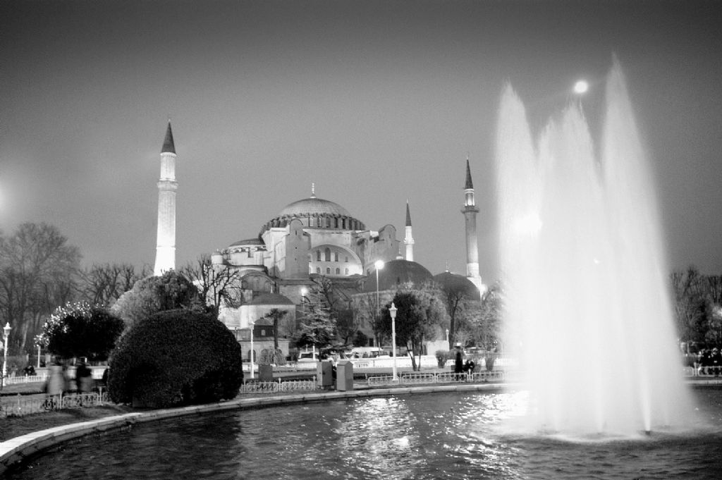 Ayosofya  ve Ay