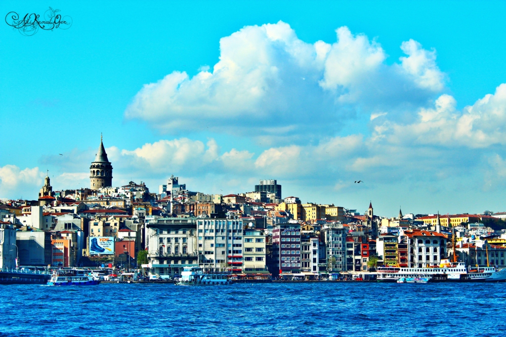 Bulutlar Alt�nda Galata Kulesi
