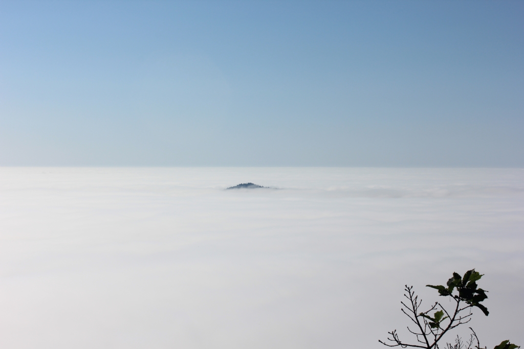 bulutlarn stndeki tepecik