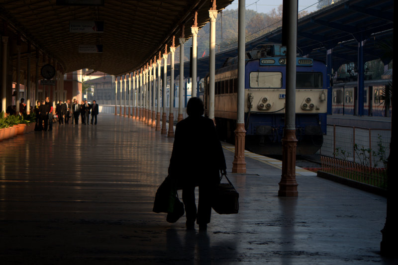 Gitmek mi zor kalmak m?