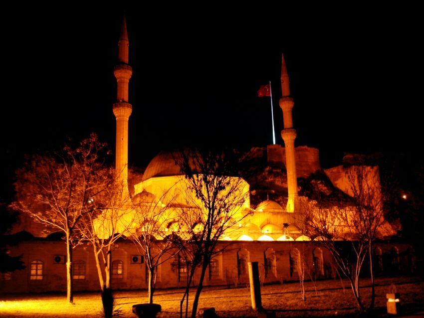 Dergah Camii, Kale ve Bayrak