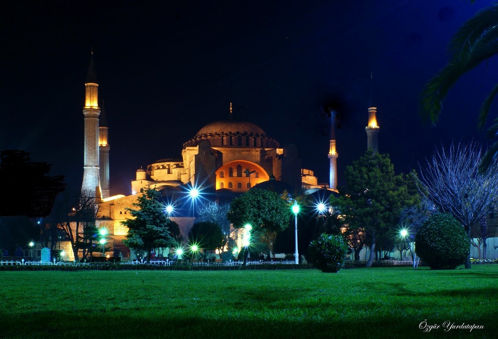 Gece Vakti Ayasofya'ya bir bak. 