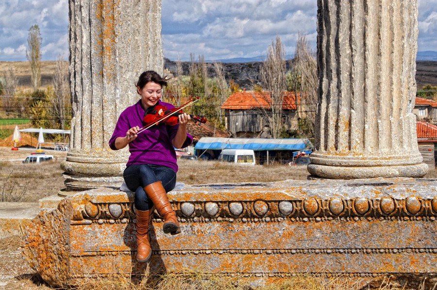 girl playing violin ..