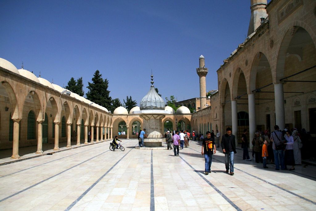 Dergah Camii avlusu