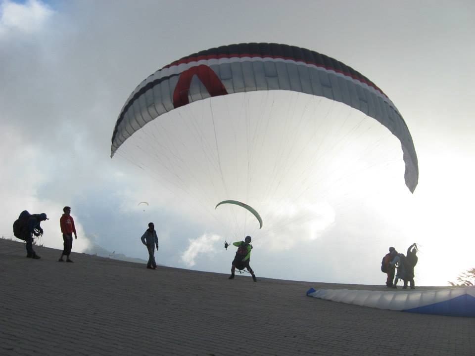 �zg�rl�k kanatlar�m�n alt�nda