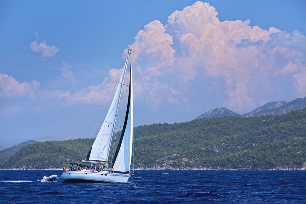 R�zgar yetermi arkada b�rakmak i�in dalgal� denizl