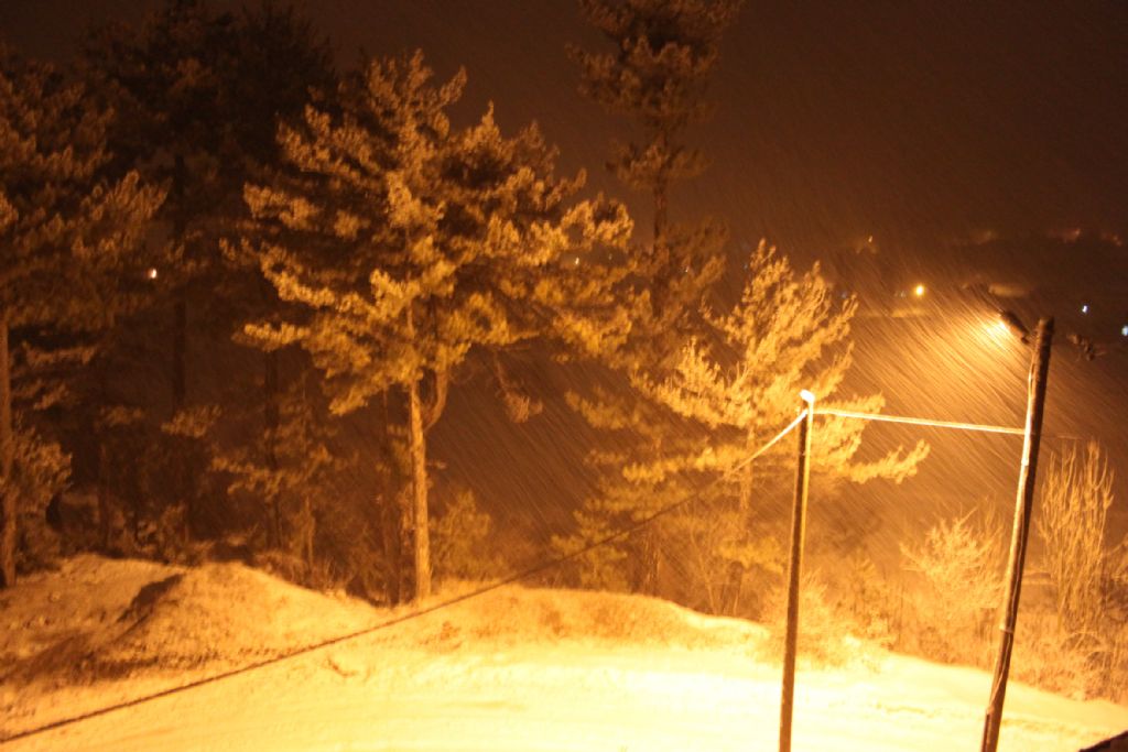 Geceyi aydnlatan kar ya...