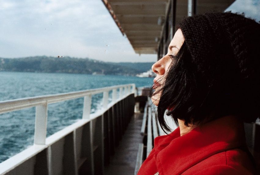 uzaklardakini bekleyen....