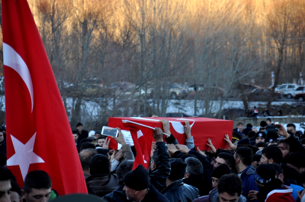 Cennet Bahesine Uurlarken...