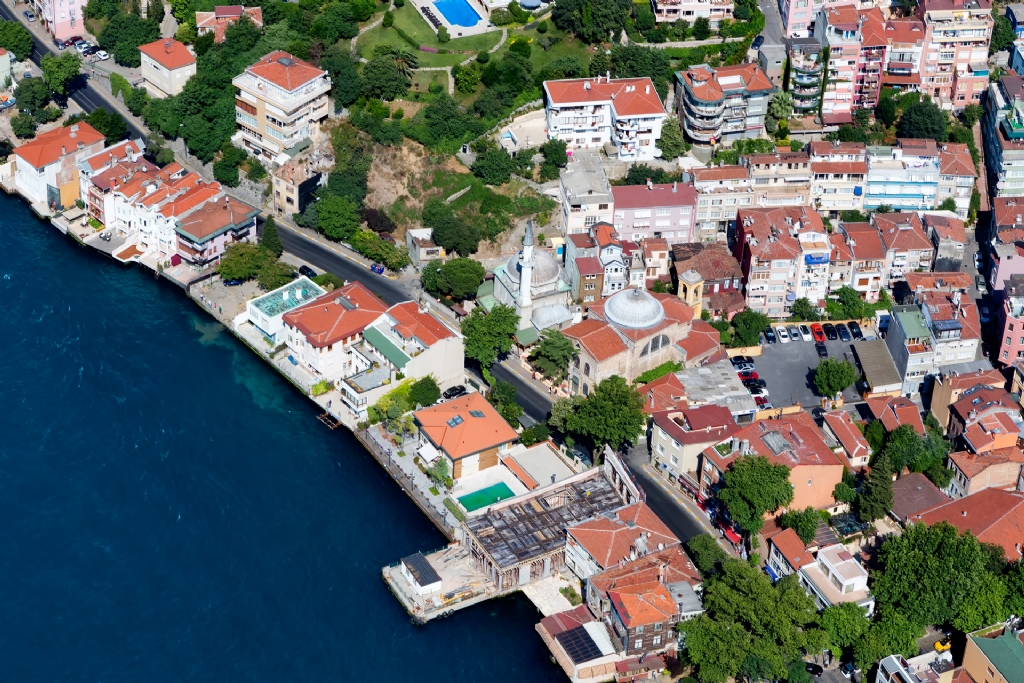 Kuzguncuk Camii ve Kilsesi
