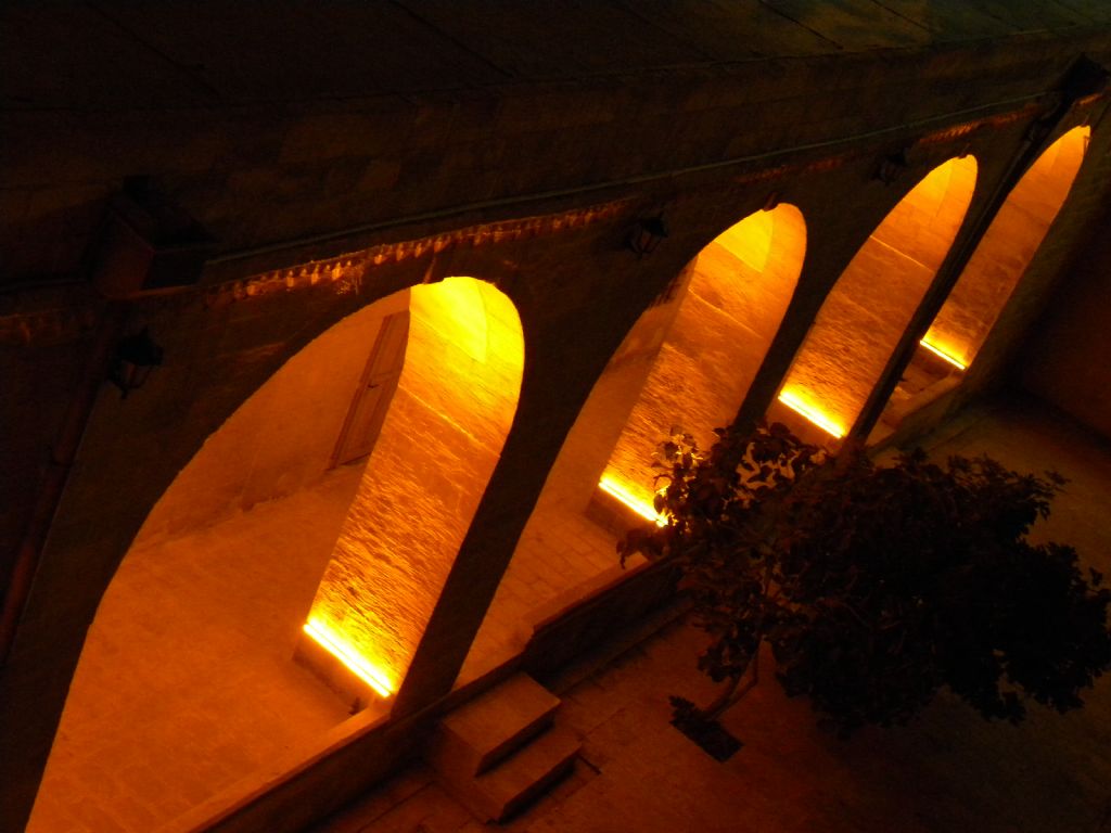 Mardin ehidiye Camii avlusu.