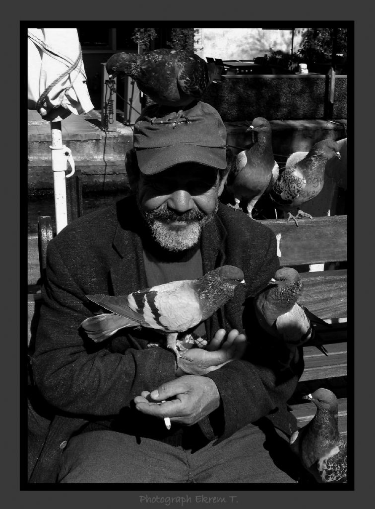 Kulara yreini aan, sevgisini veren adam...