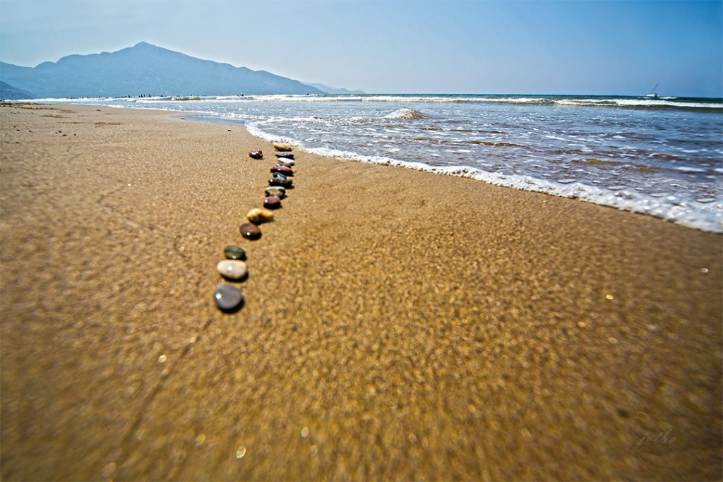 �z b�rakan zaman ta�lar� kuma �eviren dalgalar