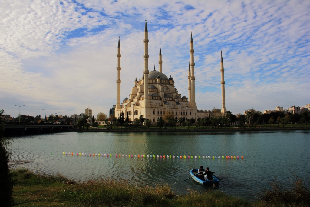 Renkli balonlar ard�nda Merkez Camii