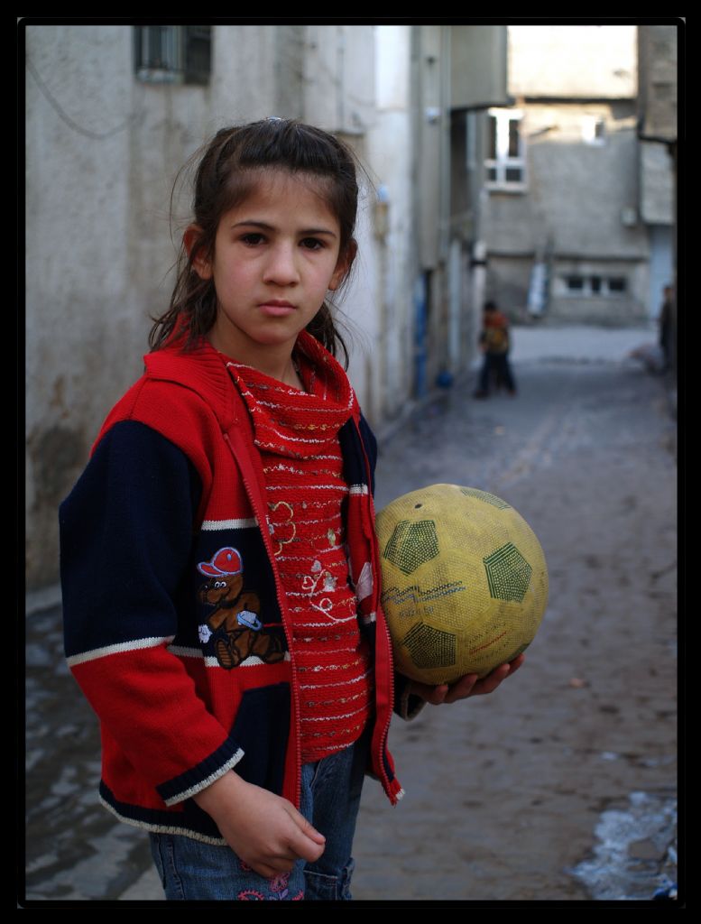 barbi bebek vard da biz mi oynamadk...