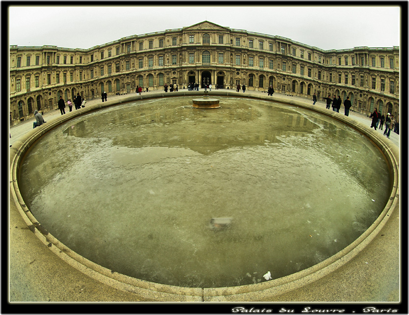 Louvre avlusu