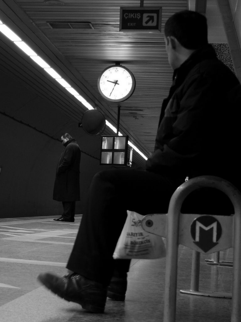 bir zamanda iki adam