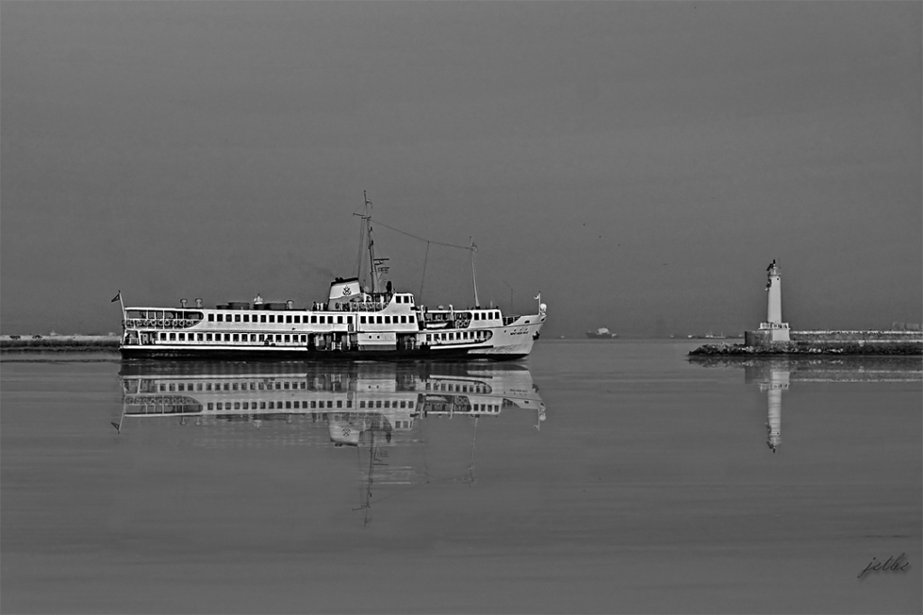 Dalgas�z deniz ve renksiz bir d�nya