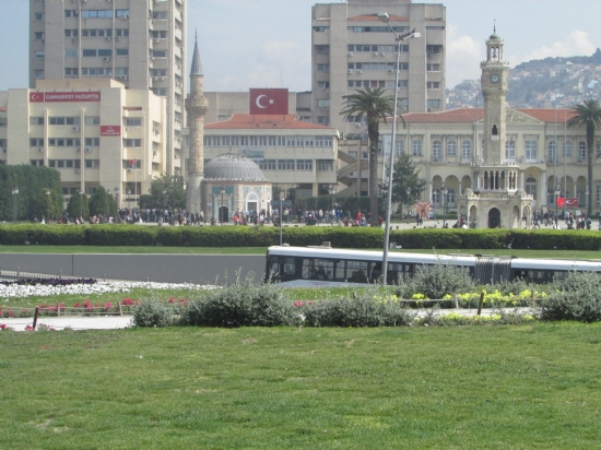 Saat Kulesi,cami Ve Bayrak