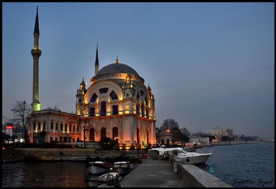 Bezmilem Valide Sultan Camii ( Dolmabahe Camii)