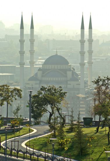Parktan Camiye
