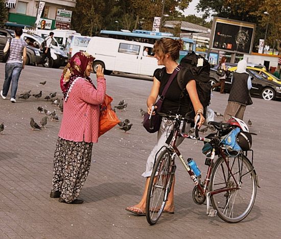 Taksim De Bisikletli Bir Gezgin