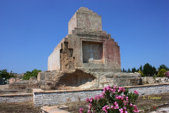 Pers Anıt Mezarı - Foça