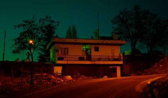 Renkli Gecede Bir Ev