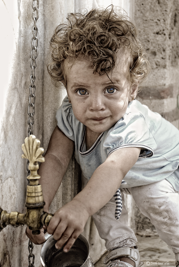 gzlerinde birdnya aknlk