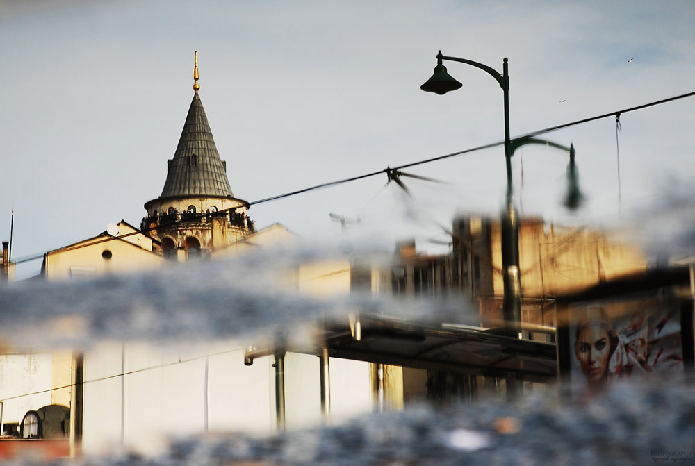 Suda Yansiyan Galata...