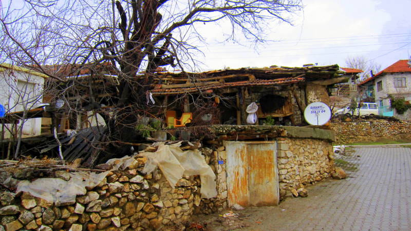 Evlerimiz ve uydu anteni