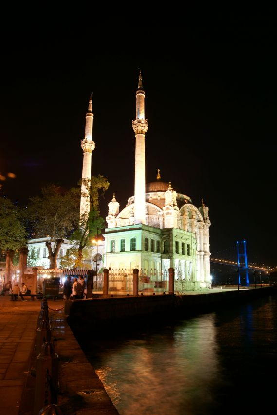 ortaky camii ve gece