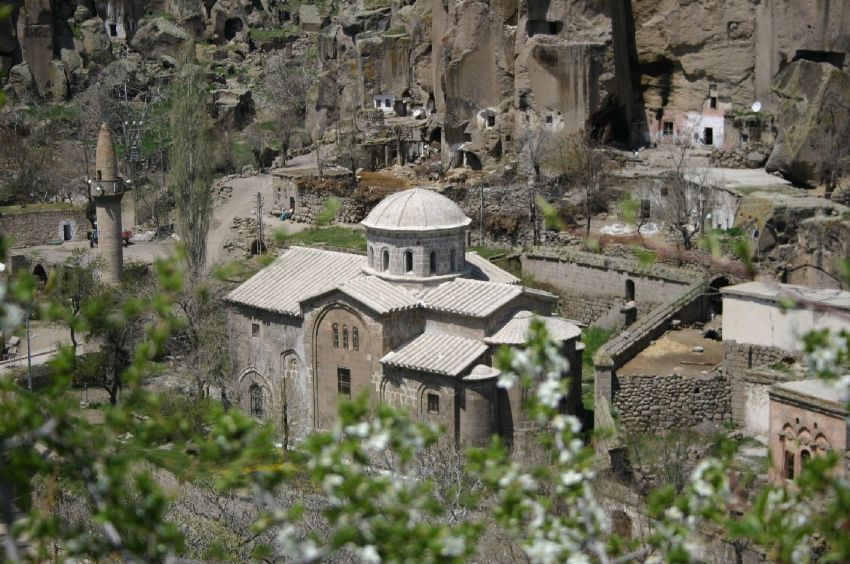 Camii Kilise (2 farkl Din tek Mabet)