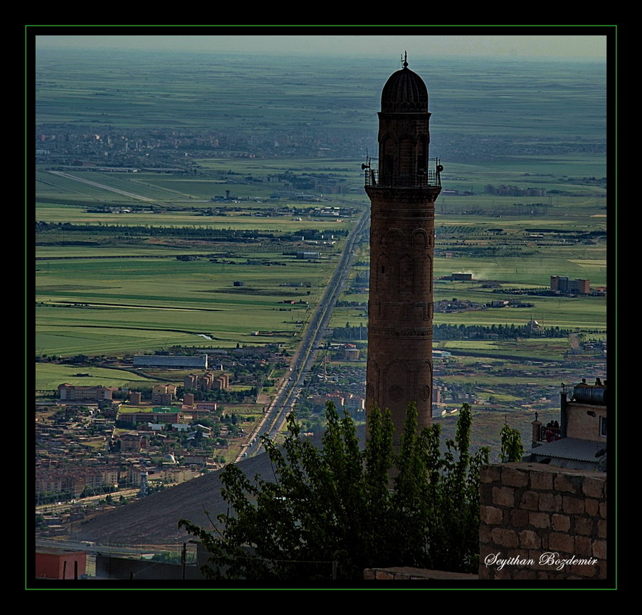 Mardin ulu camii minare'si ve mezopotamya denizi 