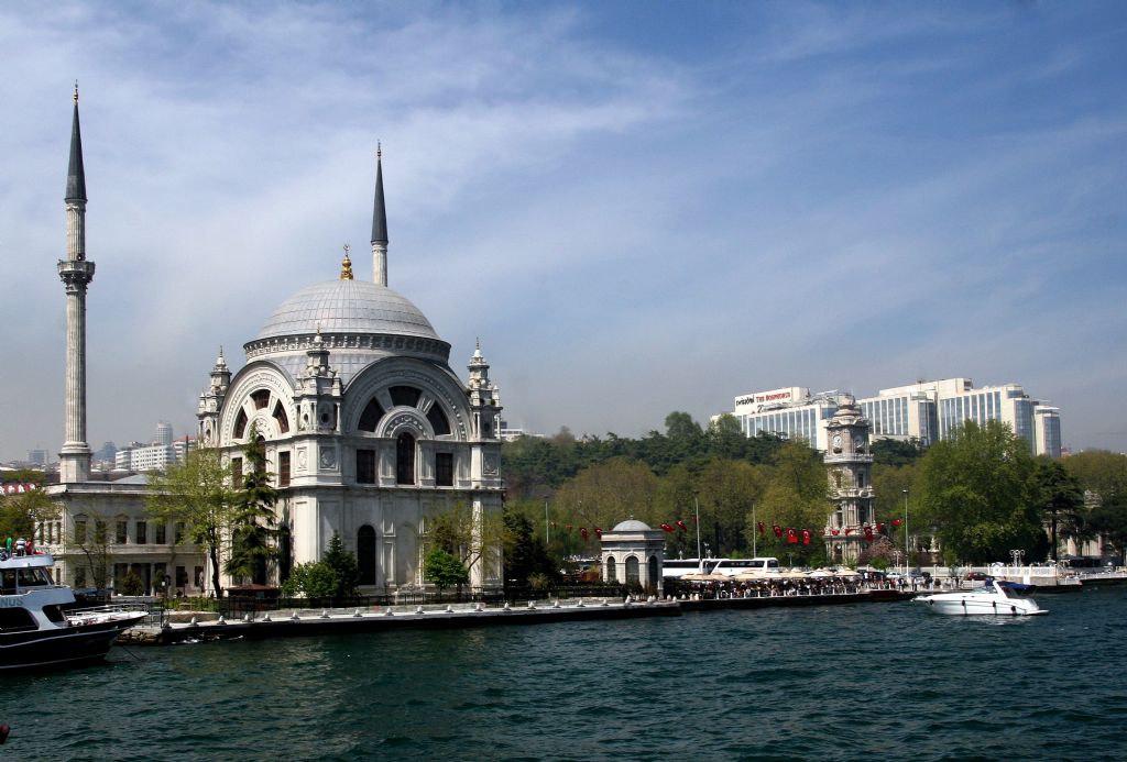 Bezmialem Valide Sultan Camii