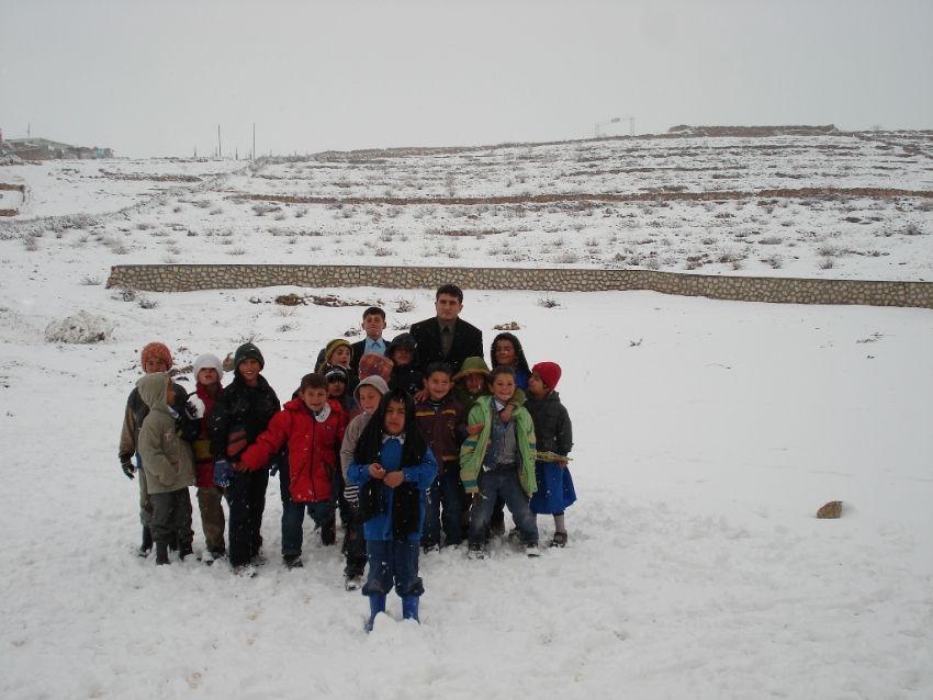 Orda bir okul var uzakta Mardin'de