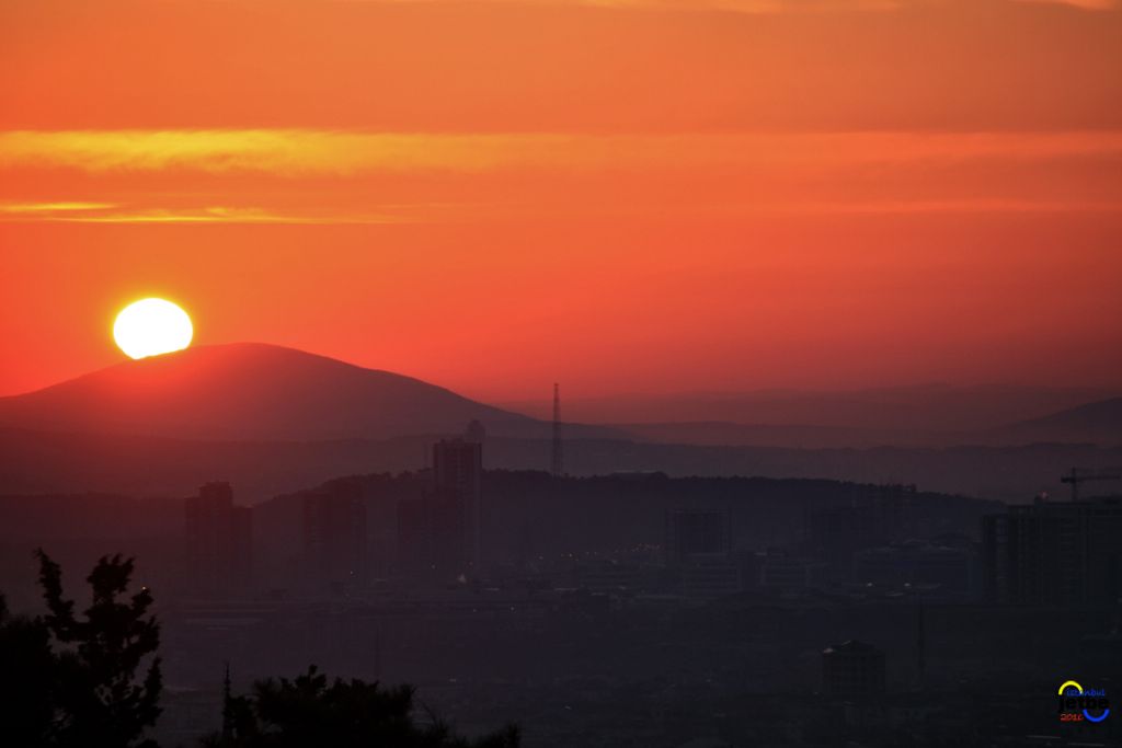 istanbul'da puslu bir sabaha gne douyor