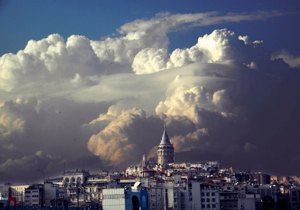 Galata ve Bulutlar