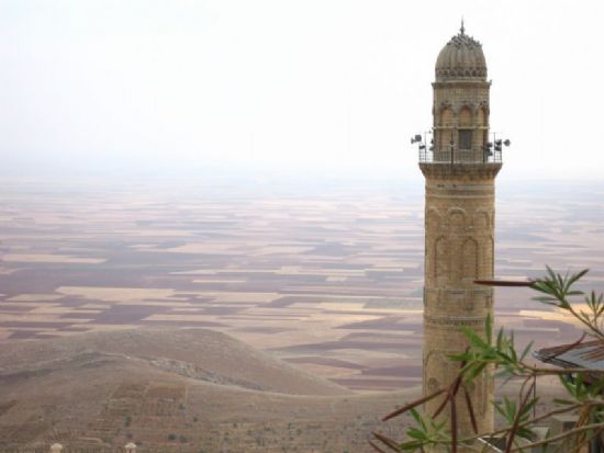 Mardinde Bir Minare Ve Ova